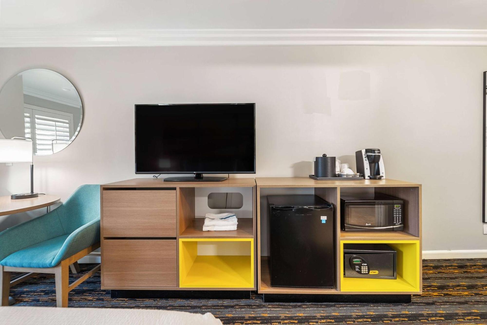 Days Inn By Wyndham San Diego Hotel Circle Екстериор снимка