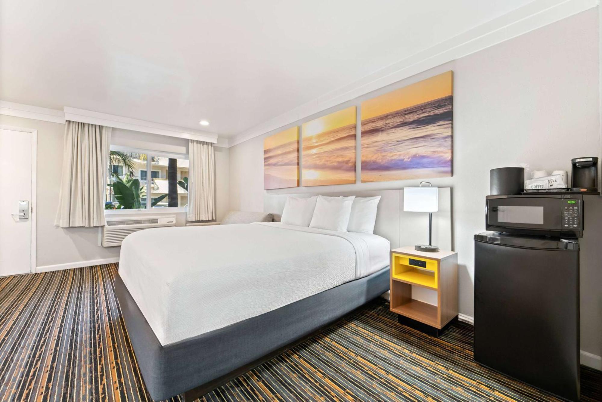 Days Inn By Wyndham San Diego Hotel Circle Екстериор снимка