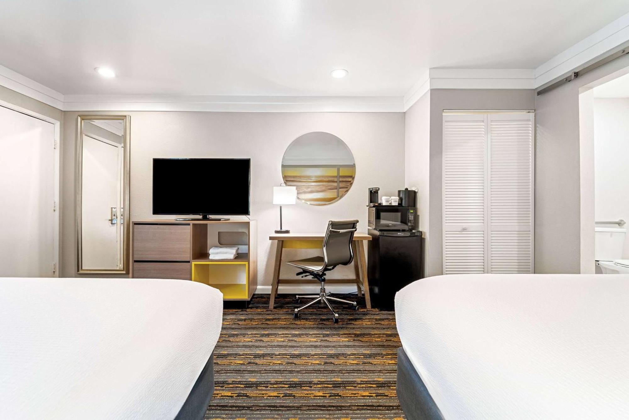 Days Inn By Wyndham San Diego Hotel Circle Екстериор снимка