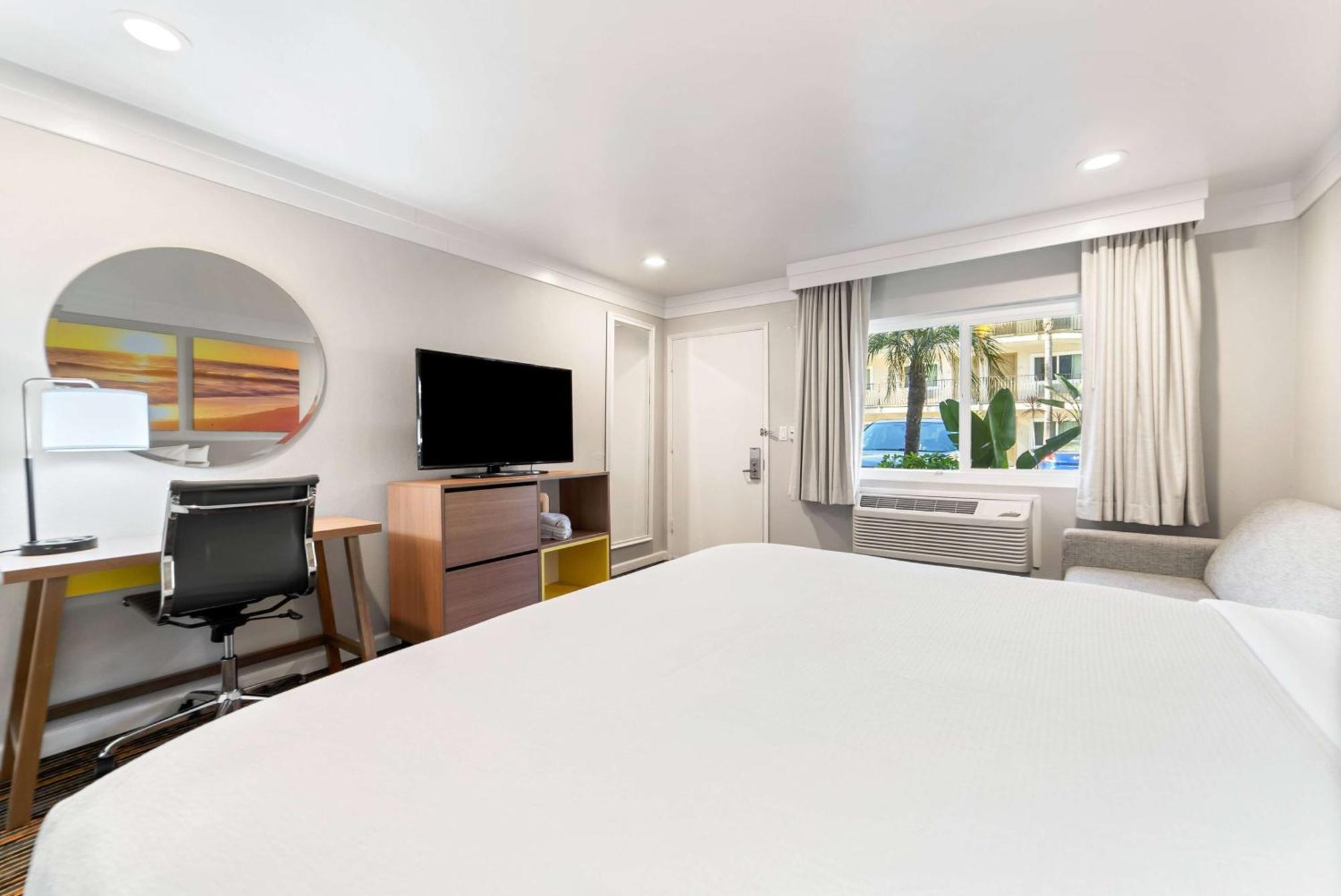 Days Inn By Wyndham San Diego Hotel Circle Екстериор снимка